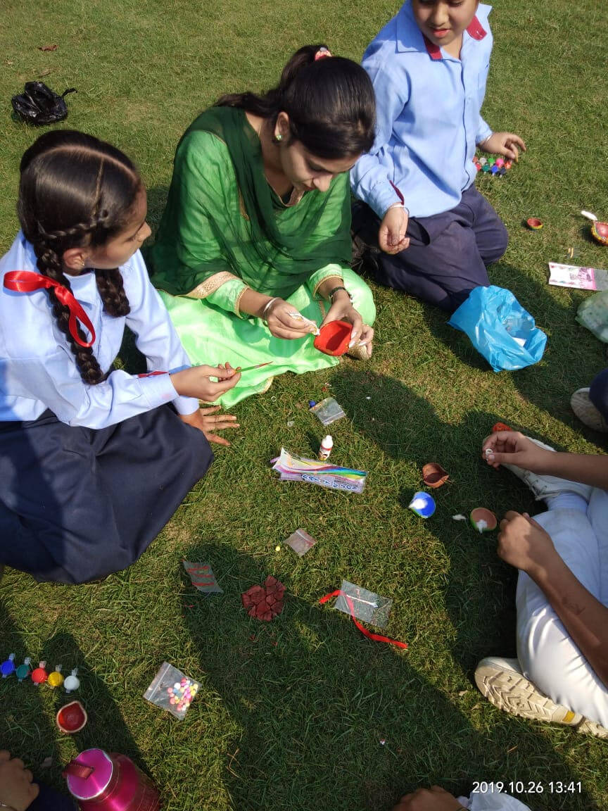 brainsters students doing arts and crafts outside