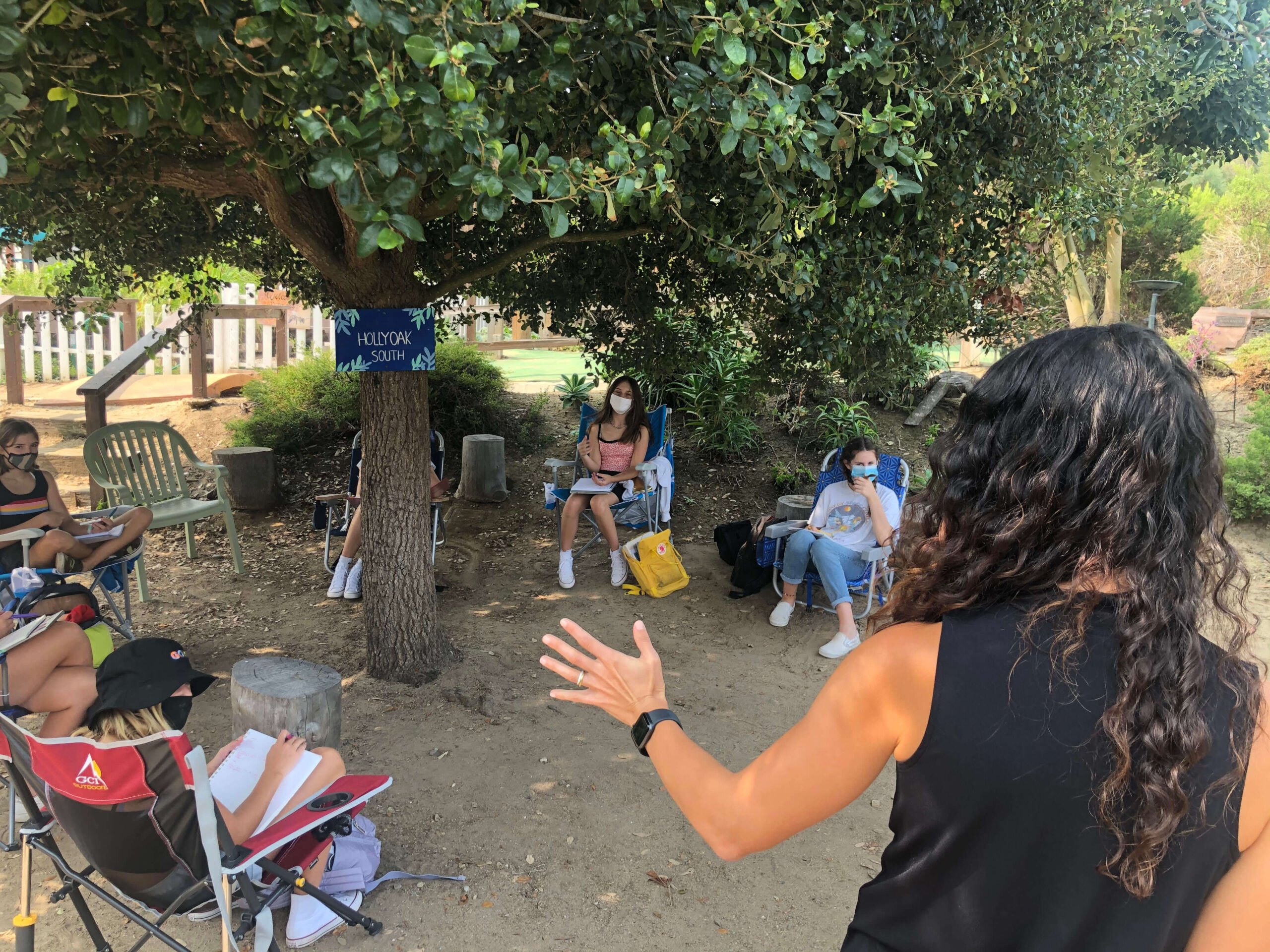 outdoor class under hollyoak at the grauer school in encinitas california